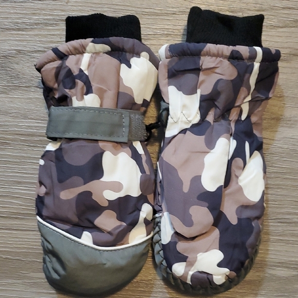 Kids Camouflage Winter Mittens - Picture 3 of 3